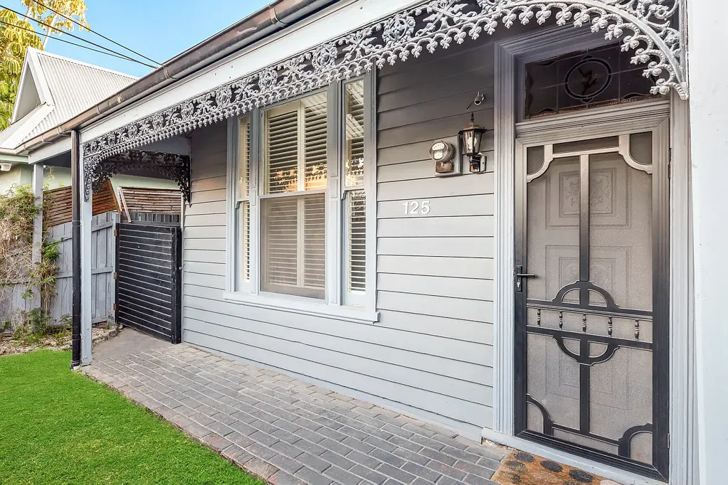 Prahran 3房 维多利亚式住宅 光线充足客厅 无缝连接厨房 舒适温馨氛围 高天花板设计 地理位置优越 A Victorian With A Vision
