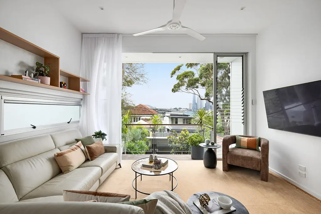 Rozelle 3房 获奖设计 3卧定制家具 壁炉 主卧套 Caesarstone厨房 Bosch电器 3.5米高顶 娱乐庭院 壮丽海港景 豪华浴室 安全停车 Architectural mastery with dazzling views