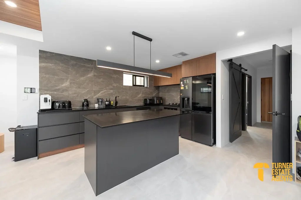 Booragoon 6ห้องนอน 6 Bedroom Modern Family Home, Opposite Piney Lakes with Dual School Catchment