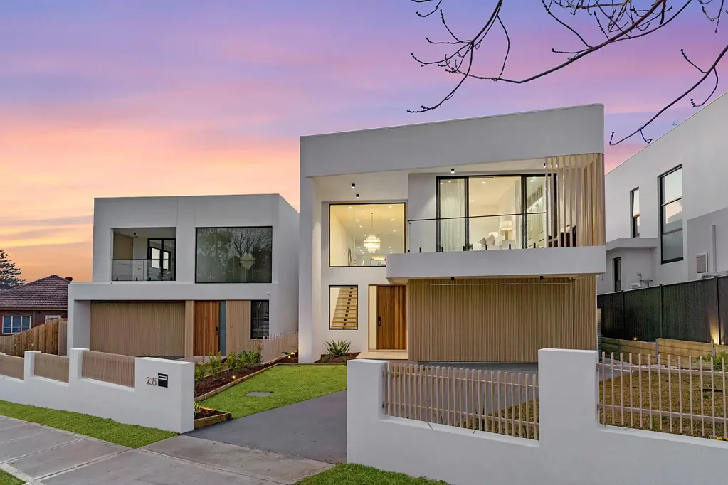 Eastwood 6침실 Expansive, Light-Filled Brand New Home with Luxe Finishes & Rare Scale