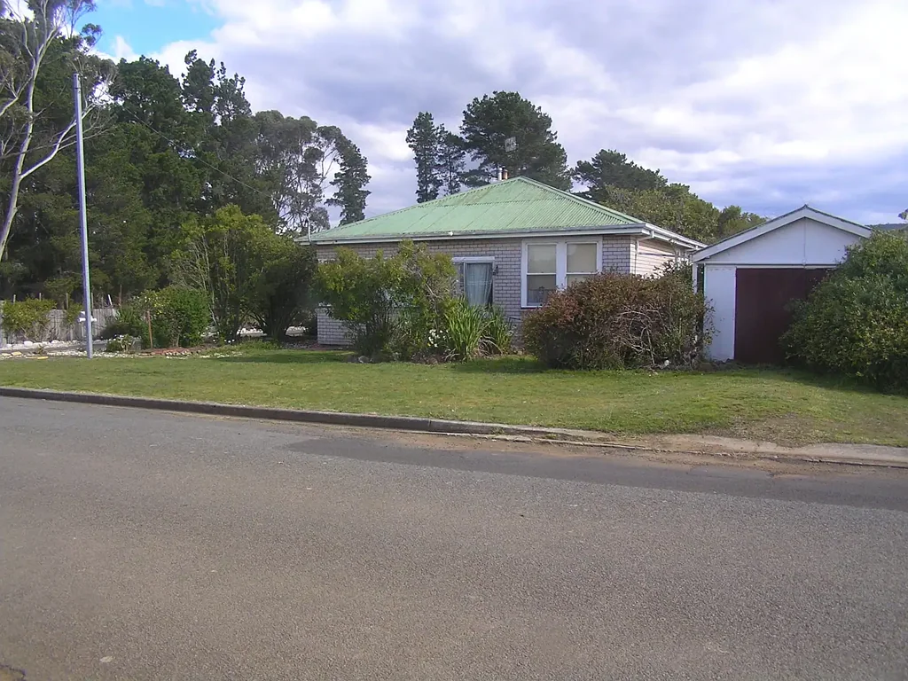 Triabunna 3房  Large Level Block - Room To Move