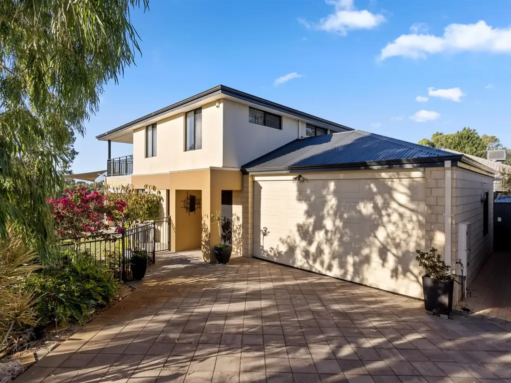 Hamilton Hill 3Kwarto Stylish Double Storey Home with Dual Master Suites, Entertainer's Delight & Panoramic Views!