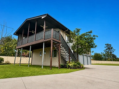 Chinchilla 5 Slaapkamer 2,133m² with 2 Street Access - 5 BED, 4 BATH, 3 CAR - RIGHT IN THE HEART OF TOWN.