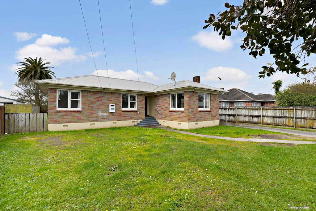 Papakura 3房  Solid Brick Home with Big Potential