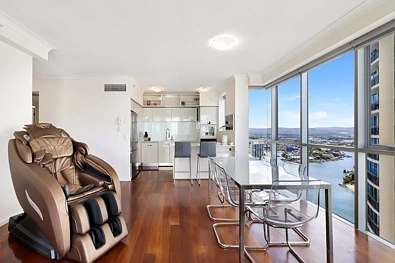Surfers Paradise 3房  Luxury Three-Bedroom Apartment with Panoramic Views in Chevron Renaissance