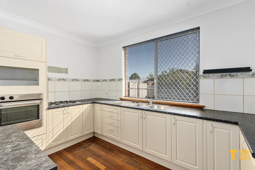 Hamilton Hill 3Kwarto CHARMING CLASSIC WITH ENDLESS POTENTIAL - R30 Zoning