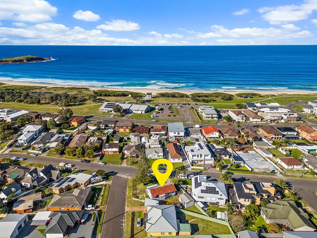 Warilla 3ห้องนอน Beachside Opportunity on an R3-Zoned Corner Block
