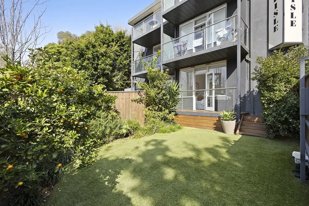 Toorak 2कमरा Rare Courtyard Living with Secure Parking in Prestigious Toorak