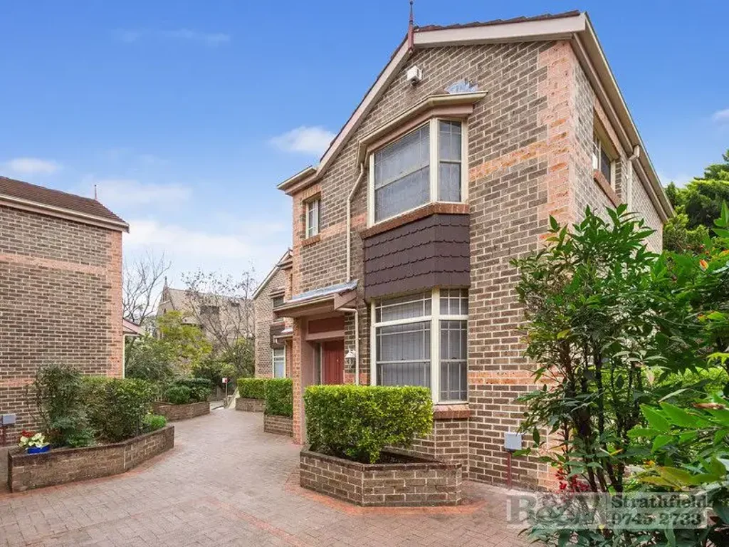 Stylish, Spacious and ready to move in 3-bedroom townhouse