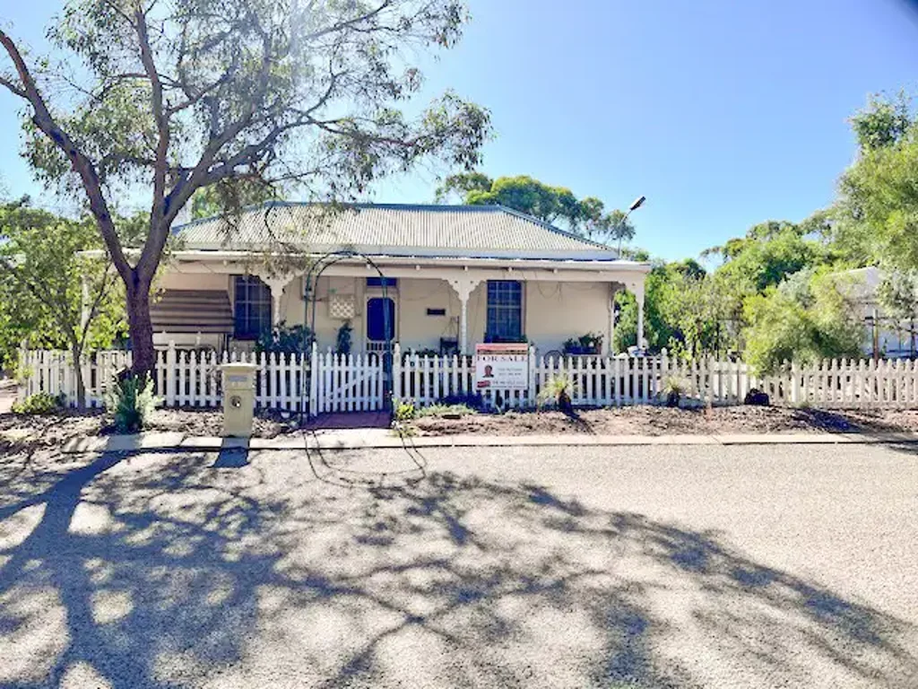 York 3房  Charming Colonial Home With Granny Flat on a Spacious 1016m² Native Block