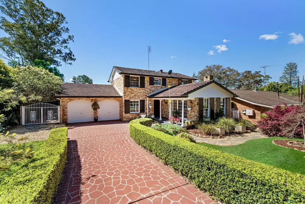 Camden South 4Phòng ngủ Immaculate Double-Storey Family Residence with Poolside Entertaining