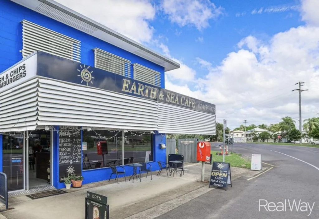 Bundaberg North 2Moenga Large Cafe/ Dinner  with great outdoor area and 2 bedroom residence
