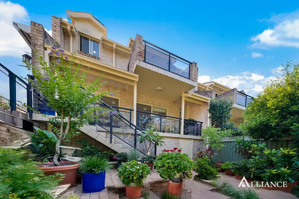 Picnic Point 3બેડરૂમ Full-Brick Townhouse with oversized triple lock-up garage and bush views
