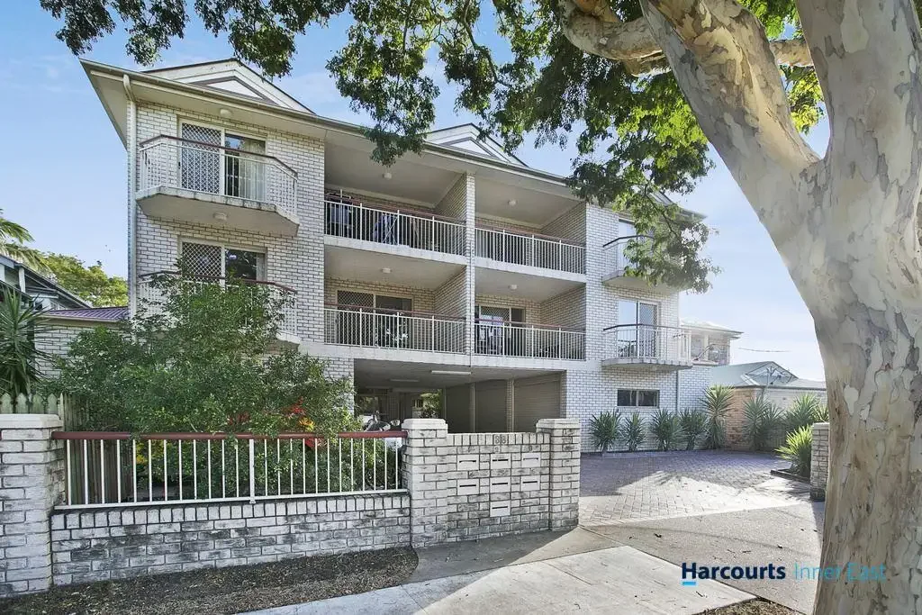 Walk to Train, Shops & Cafés - Comfortable Coorparoo Living