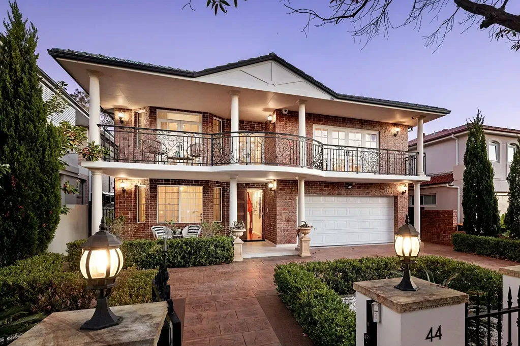 Strathfield 6Zimmer Prestige lifestyle double brick home offers grand-scale family living
