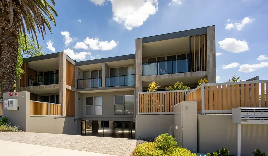 EXCUSIVE 2x2 APARTMENT 5km FROM THE CBD!