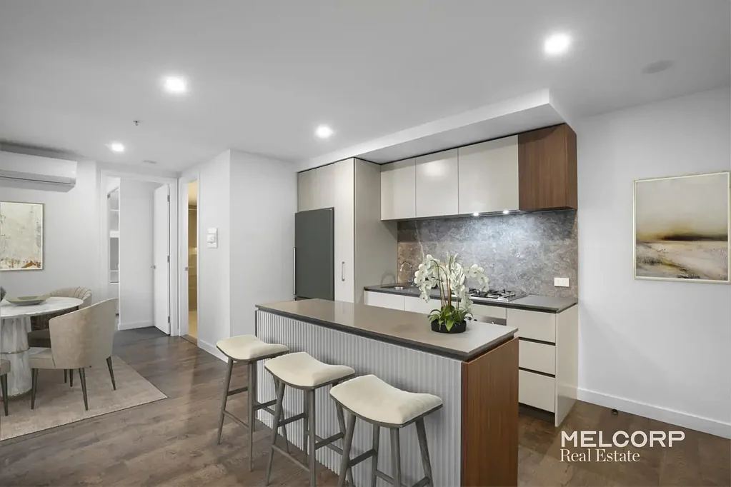 West Melbourne 2房 现代优雅设计 石材台面SMEG电器 私人阳台采光佳 邻近花园市场地铁站 健身房泳池齐备 Sophisticated City-Edge Living in Prestigious Flagstaff Green