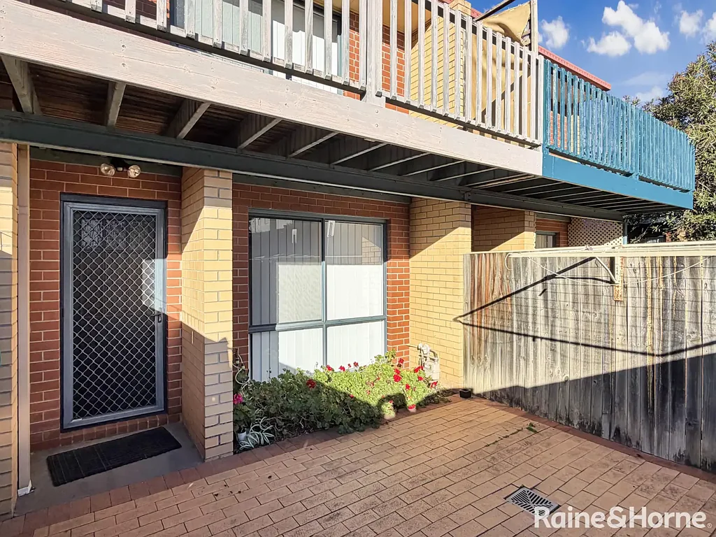 Neat & Tidy 2 Bedroom Townhouse In Crestwood