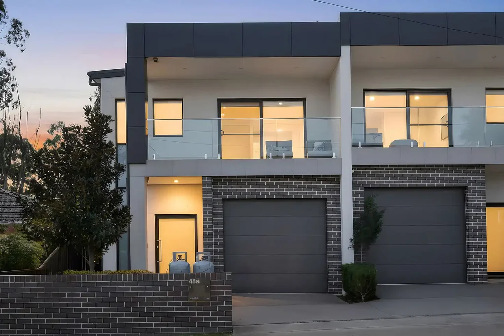 Bass Hill 4房 全砖双拼别墅，提供现代家庭生活 — 必售！ Modern Family Living - Must Be Sold!