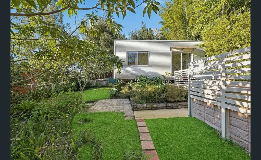 Studio with modern finish, close to all amenities!