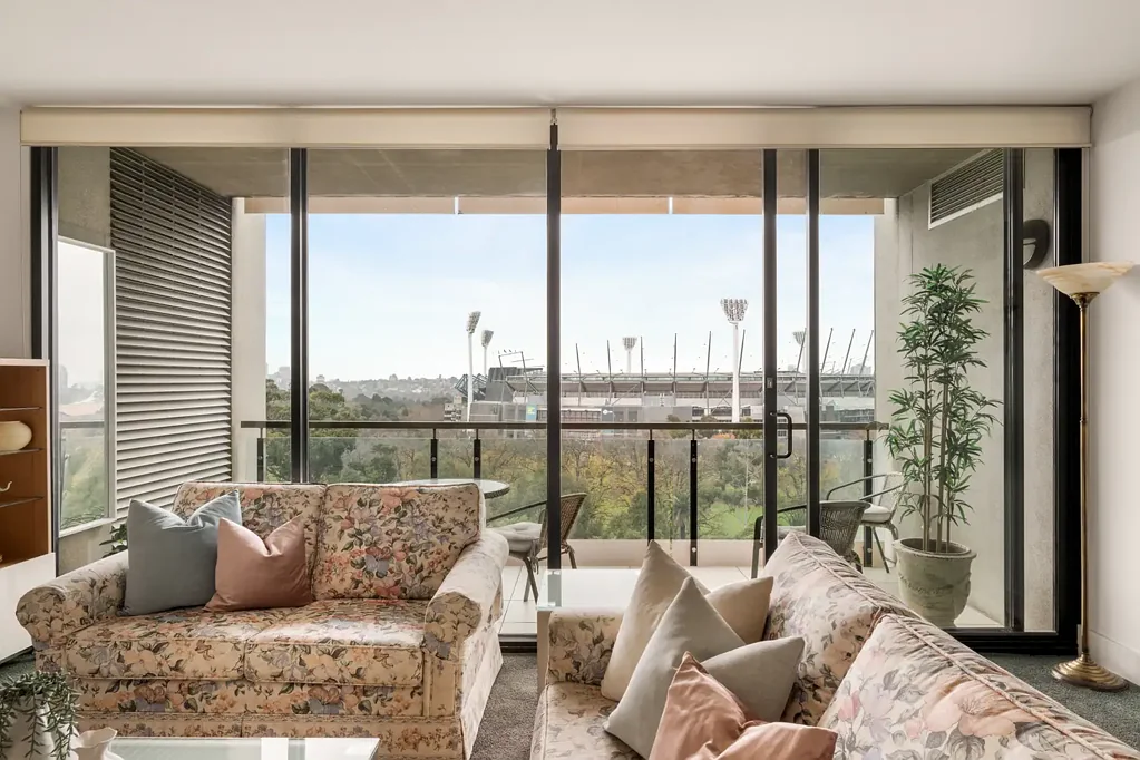 East Melbourne 2房 板球场壮丽景观 石材现代厨房 主卧套间浴室 地下车位 配套生活便利 蓝筹区显赫地址 The One place to be