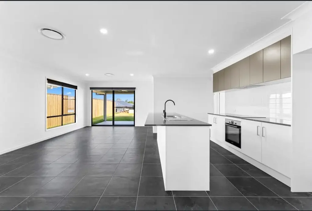 Chambers Flat 4Zimmer Modern Design, Multiple Living Areas & Family Appeal