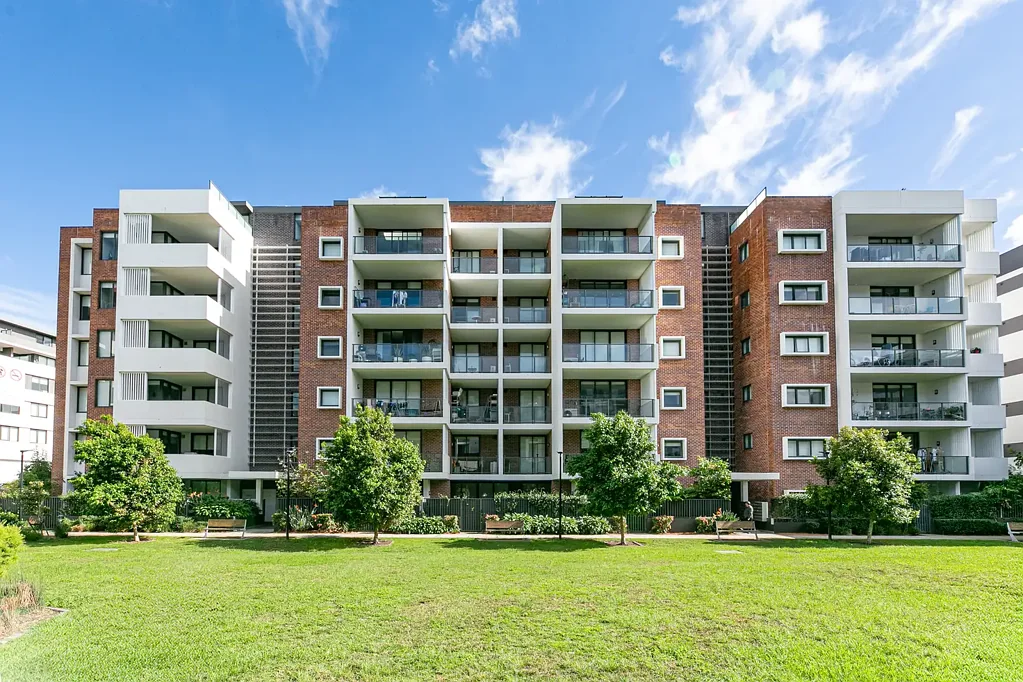 Botany 1 Bedroom Spacious and Highly sought after 1Bedroom + Study in the Heart of Botany