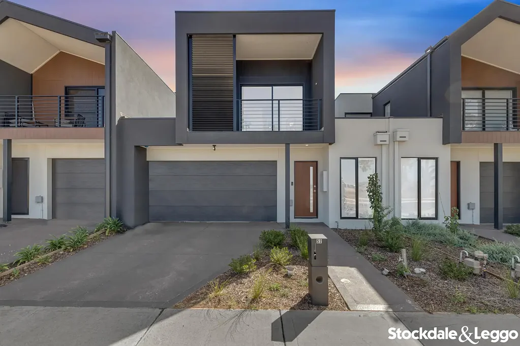 STUNNING MODERN LIVING WITH OF FLAWLESS LUXURY !!!