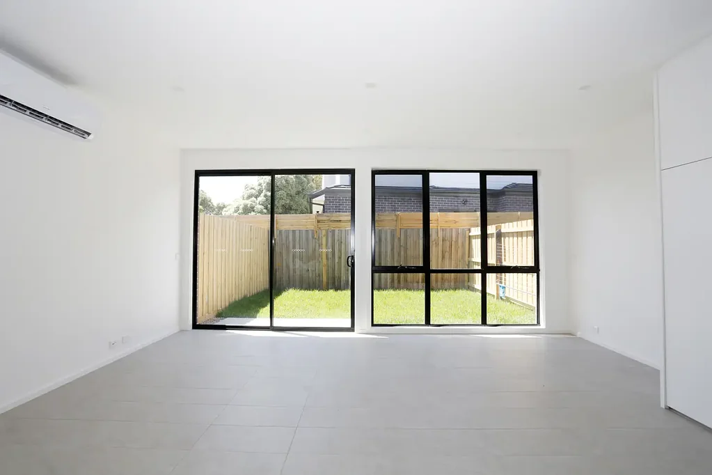 Break Lease: Luxury three bed townhouse living.