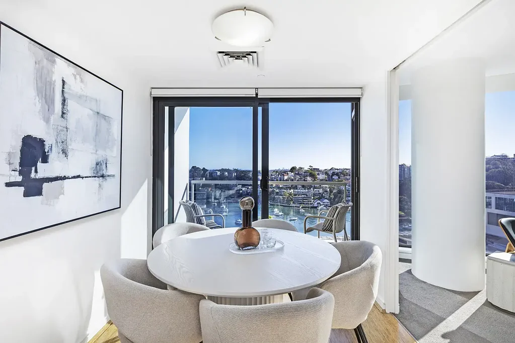 Milsons Point 2房 Colonnades尊贵社区 俯瞰Lavender Bay 港湾壮丽天际线 主卧带卫浴 现代厨房 开放式客厅 24小时礼宾服务 Gracefully poised above the sparkling waters of Lavender Bay