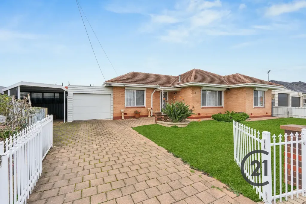 Largs Bay 3 Slaapkamer Affordable Opportunity - One Owner Home with Endless Potential!