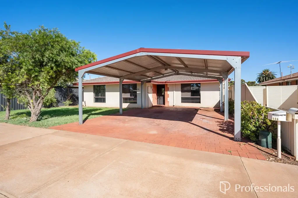 West Lamington 4 Slaapkamer Strong Returns Start Here - Spacious Brick Home in Sought-After West Lamington!