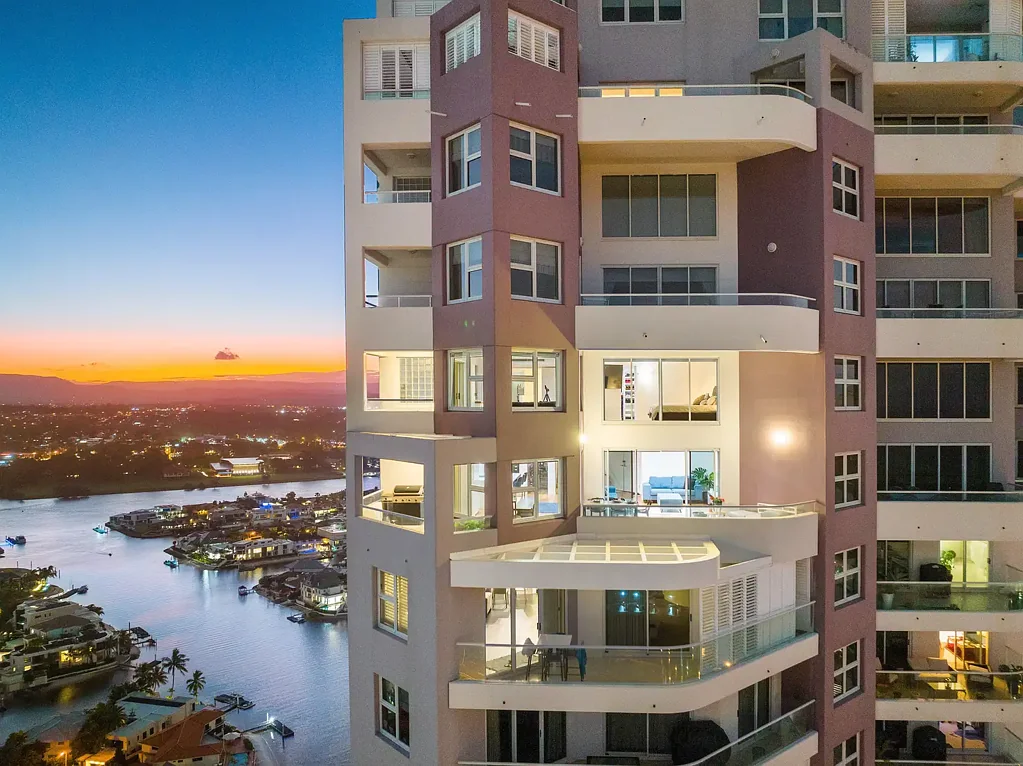 Surfers Paradise 4chambre Stylish and Unique Sub Penthouse with Fabulous Ocean Views That Can Never Be Built Out