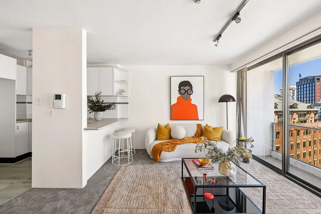 Surry Hills 2房 Belvedere高处景观 精致装修 开放式生活空间 城市天际线视野 石材厨房 私人阳台安全车位 步行便利区 Elevated city-fringe luxury with panoramic district views