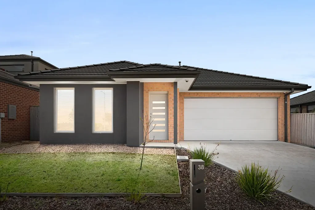 Manor Lakes 4 Bedroom Modern Family Living in a Sought-After Location