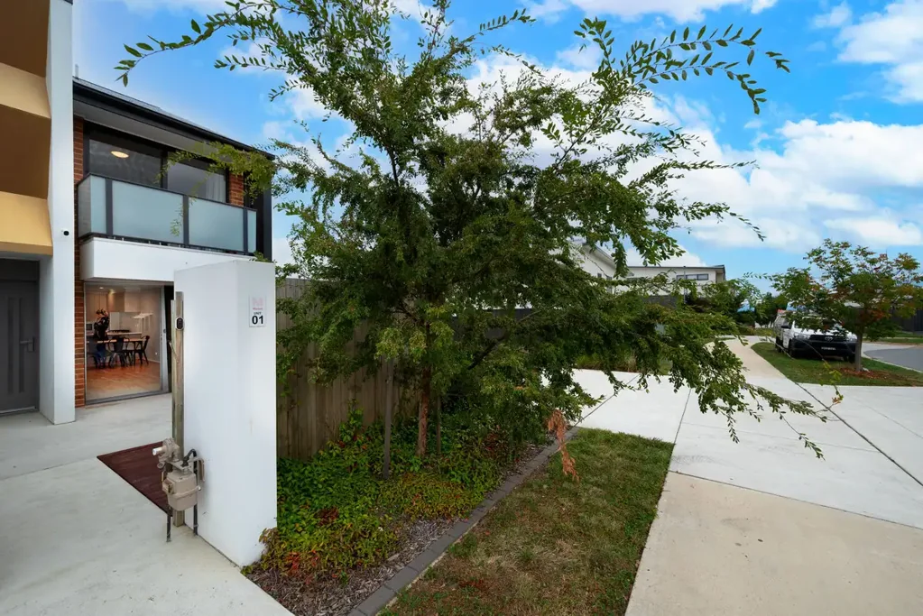 Three Bedroom Townhouse With Own Garage