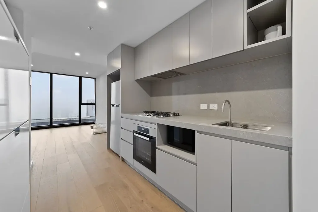 CBD LUX LIVING…TWO BEDROOM, ONE BATHROOM APARTMENT!