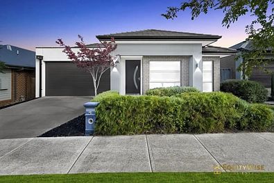 Manor Lakes 4 Slaapkamer Opulent Family Home, Lakeside Location!