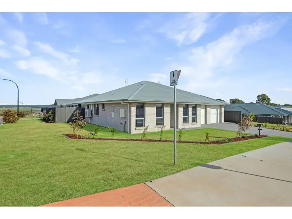 NEAR NEW STUNNING DUAL KEY PROPERTY