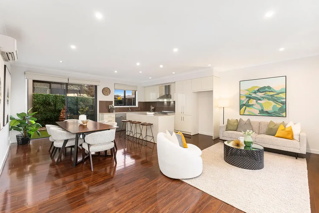 Templestowe Lower 4房 宽敞四卧联排 优质现代装修 明亮双起居区 遮盖露台 便捷生活配套 自然光线充足 The luxury of space and five-star convenience.
