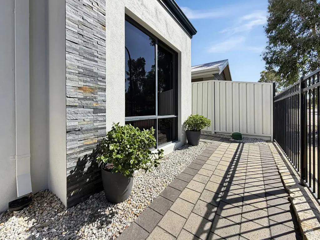 Wellard 3房  Walk to the Train Station - Fresh Paint and Brand New Flooring