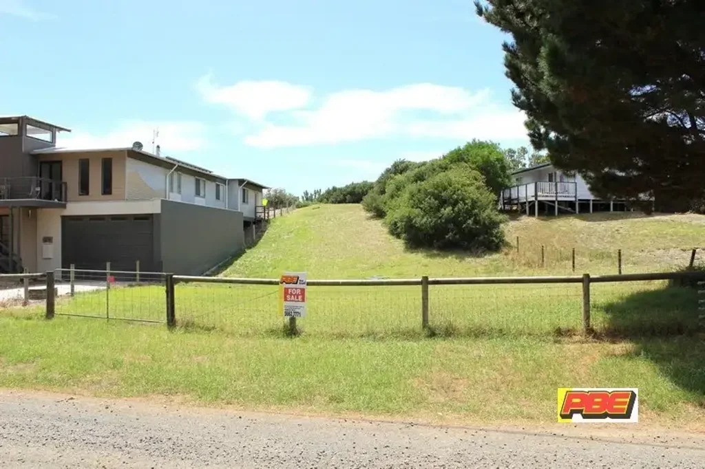 Venus Bay  Big block, great location !