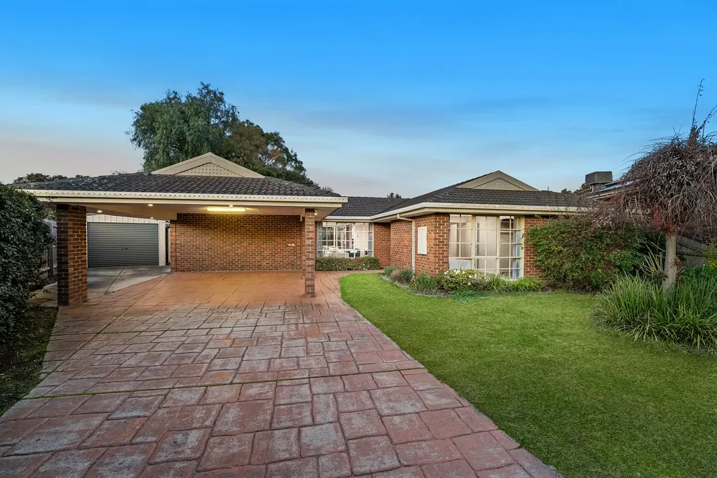 Ferntree Gully 4 Bedroom Modern Family Living with Poolside Paradise