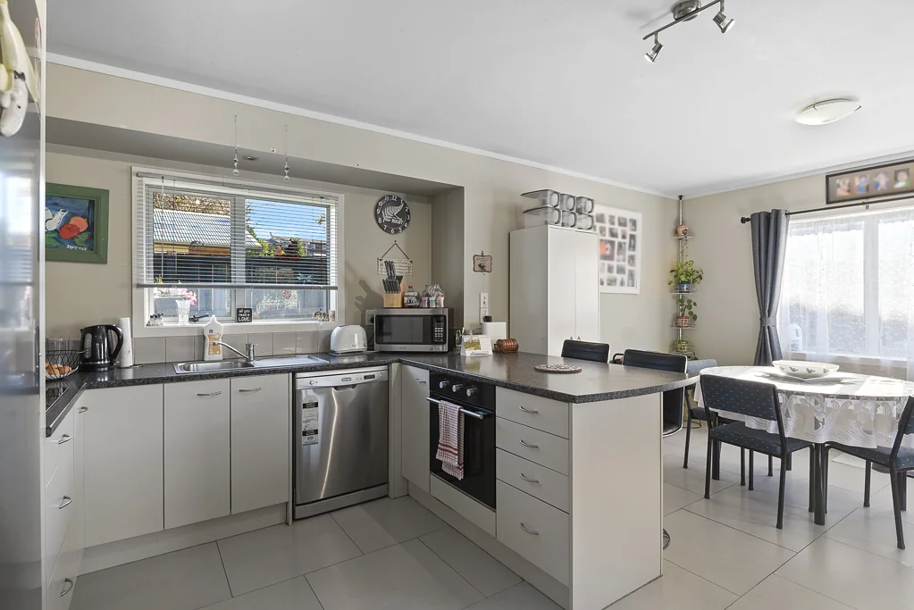 Pukehangi 3 Slaapkamer Solid, Sunny, and Accessible