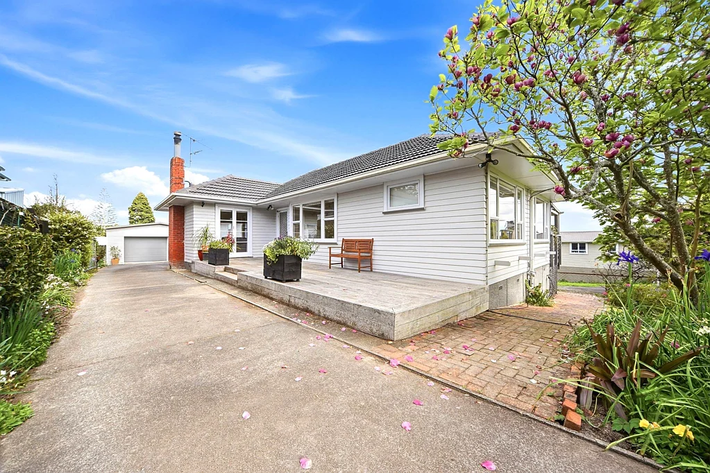 Lynfield 3બેડરૂમ Cherished Family Home on Rare Full Site