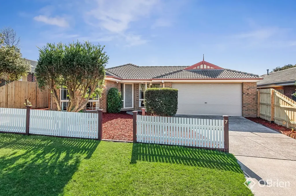 Fresh, Light & Move-In Ready Living in a Quiet Mount Martha Pocket