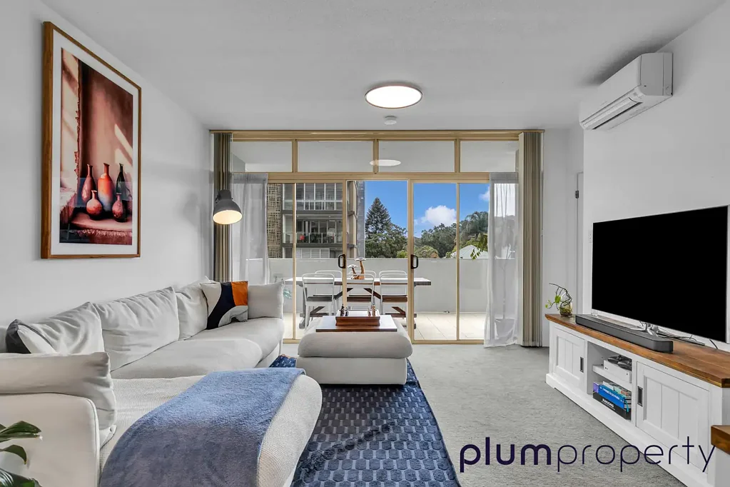 Modern Riverside Apartment with Pool and Storage Cage in Indooroopilly