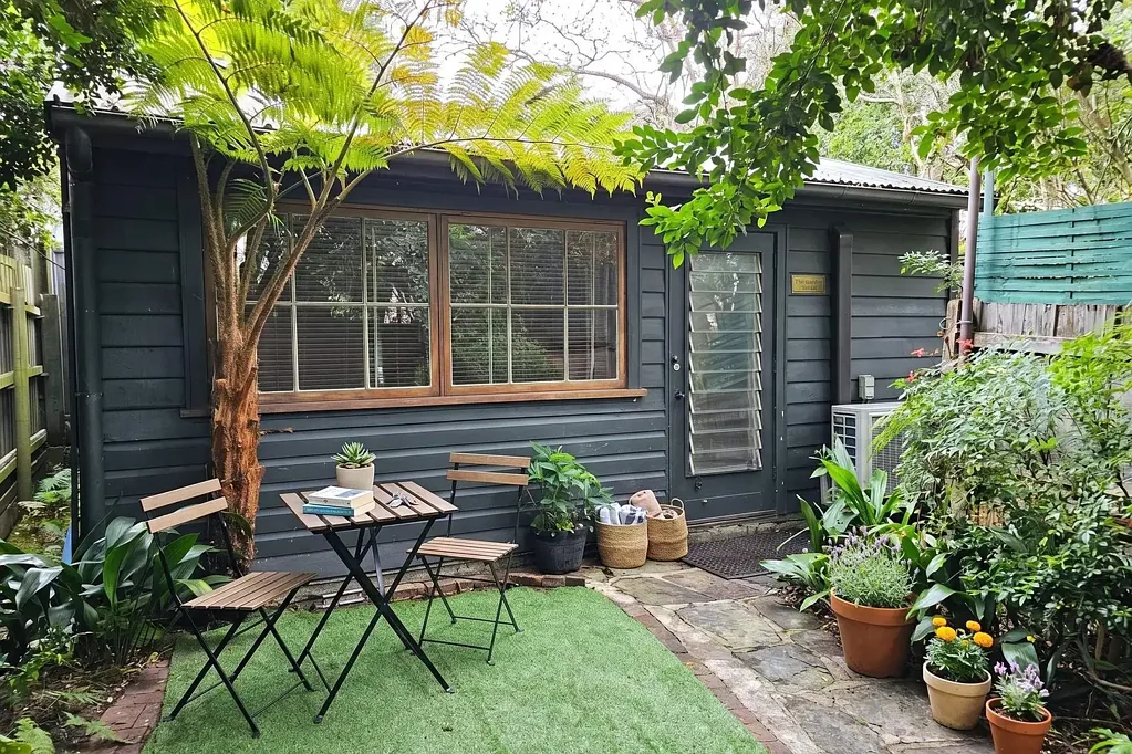 CHARMING PRIVATE GARDEN STUDIO COTTAGE