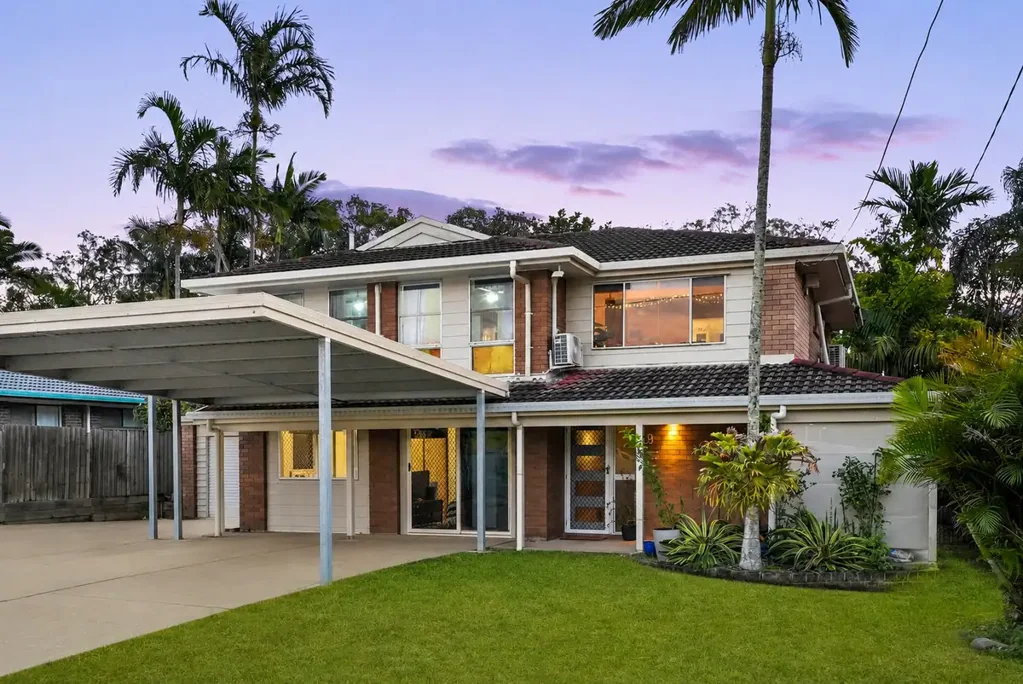 Clontarf 5Kwarto True Dual Living Opportunity with Pool & Income Potential