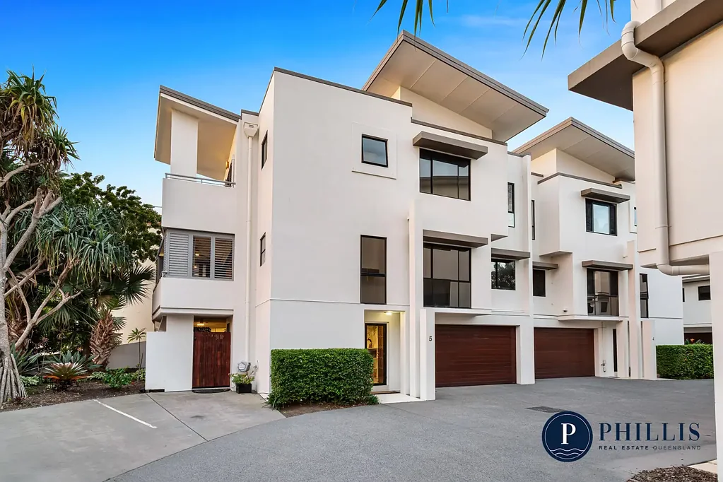 Runaway Bay 3 Bedroom Ultra Modern Townhome With Lift and Bridge Free Boating